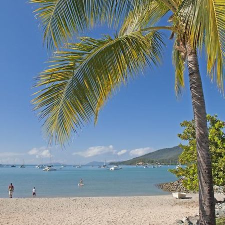 Colonial Court Beachfront Motel & Holiday Stay Airlie Beach Exterior foto