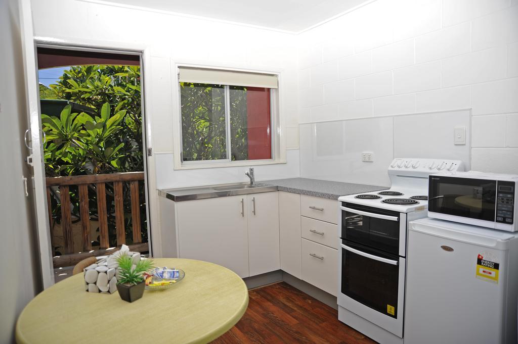 Colonial Court Beachfront Motel & Holiday Stay Airlie Beach Habitación foto