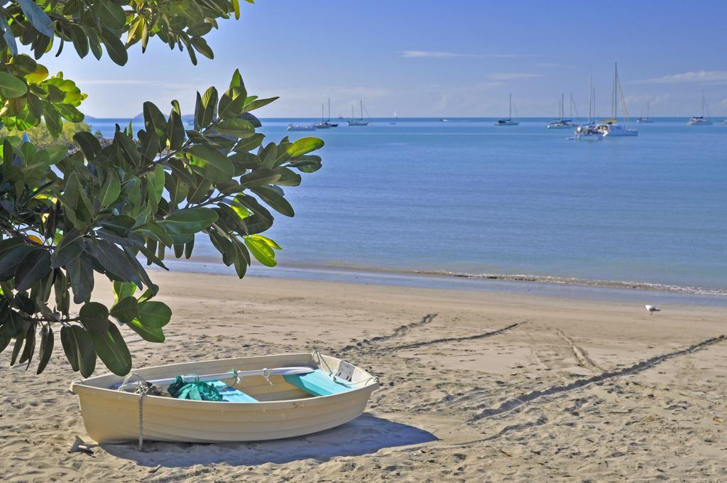 Colonial Court Beachfront Motel & Holiday Stay Airlie Beach Exterior foto