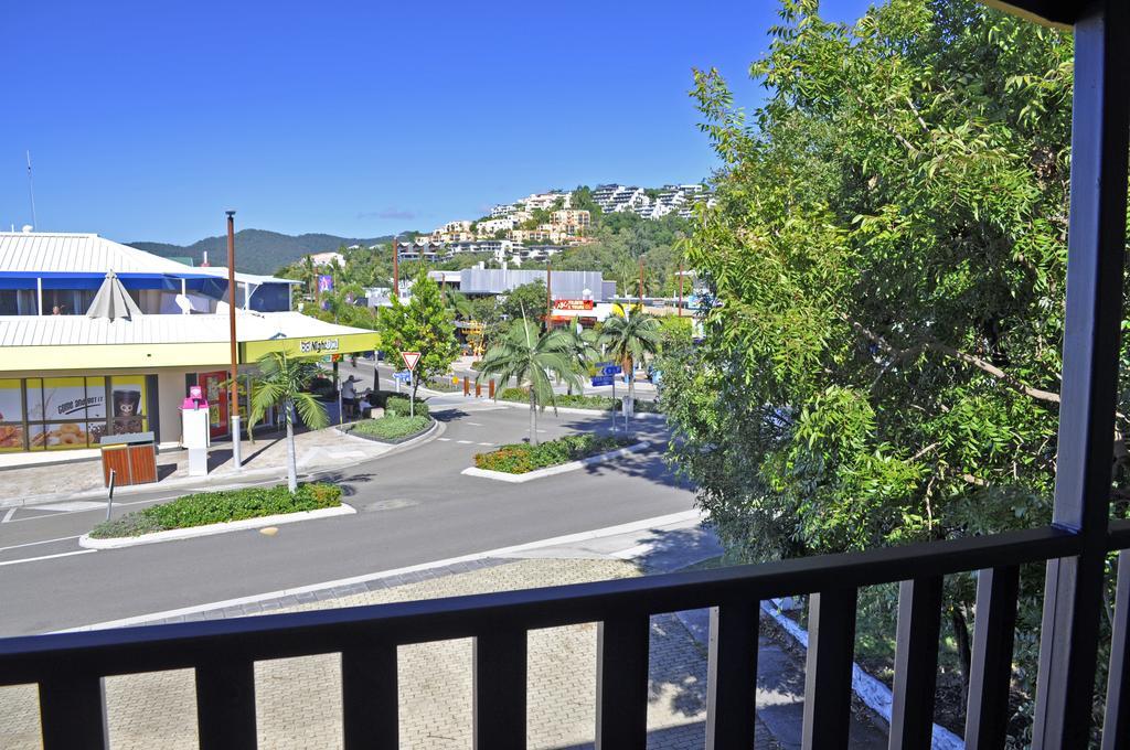 Colonial Court Beachfront Motel & Holiday Stay Airlie Beach Exterior foto