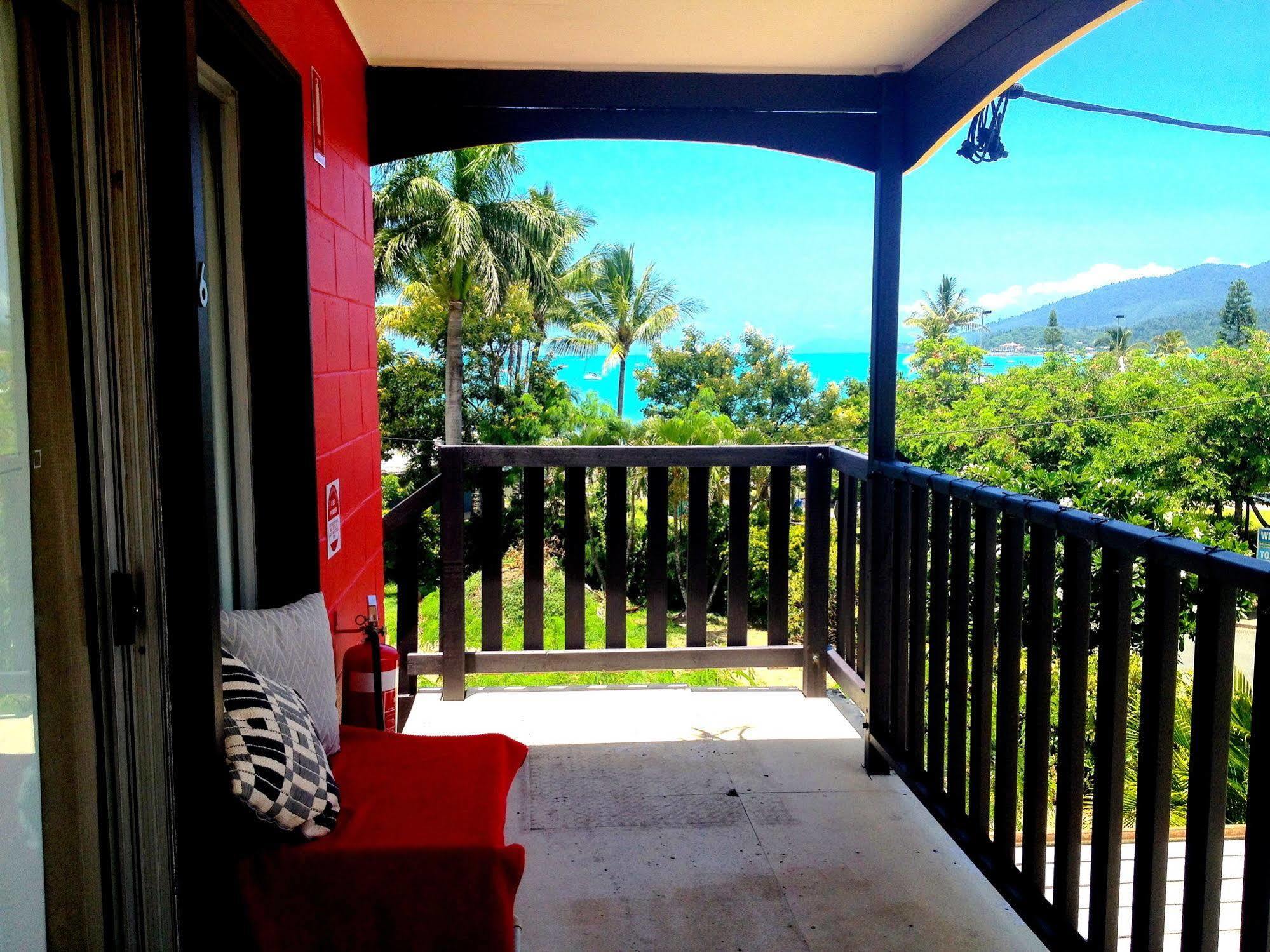 Colonial Court Beachfront Motel & Holiday Stay Airlie Beach Exterior foto