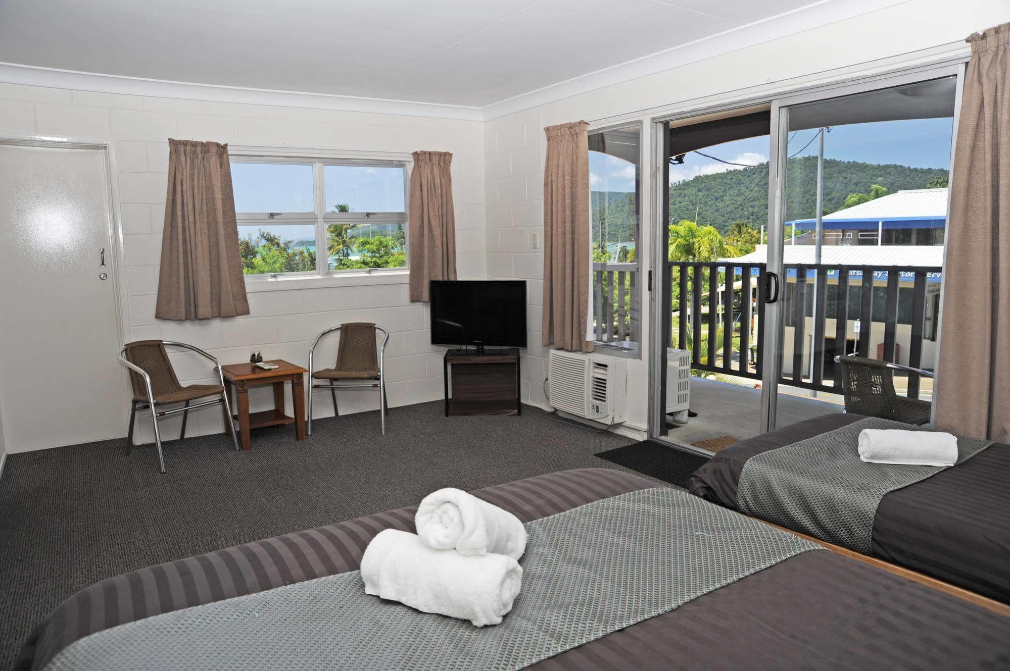 Colonial Court Beachfront Motel & Holiday Stay Airlie Beach Exterior foto