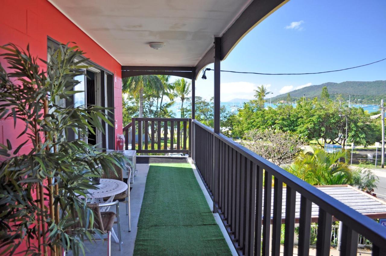 Colonial Court Beachfront Motel & Holiday Stay Airlie Beach Exterior foto