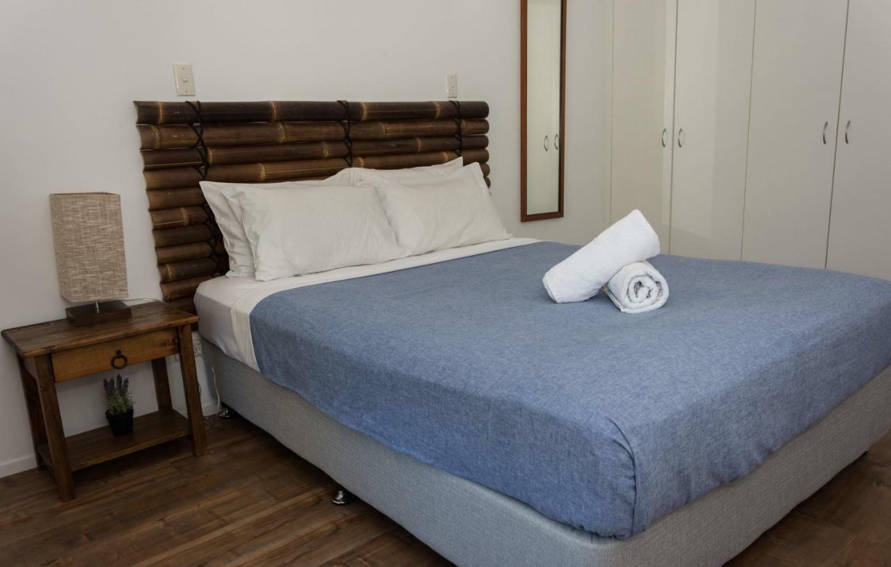 Colonial Court Beachfront Motel & Holiday Stay Airlie Beach Exterior foto